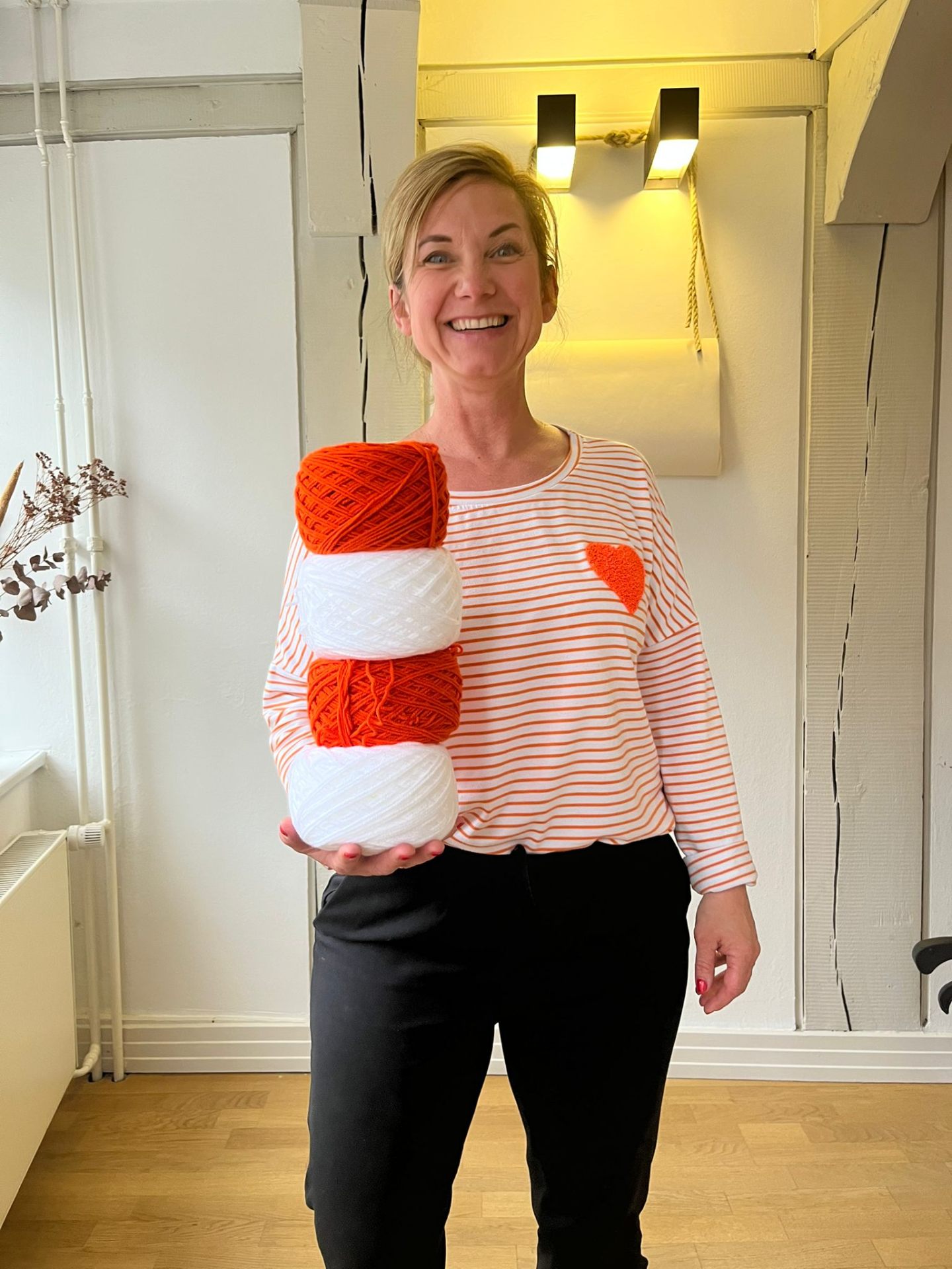 Mellie mit Wollkonen im Atelier