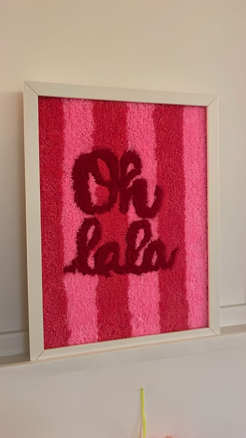 Oh lala Schriftzug auf rosa Streifen im weißen Rahmen