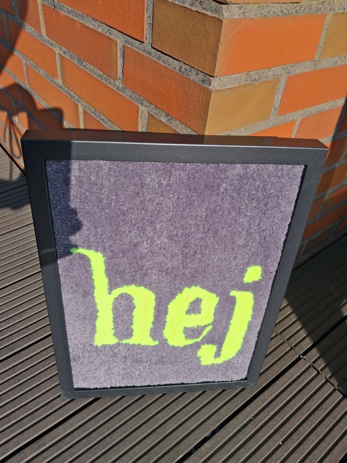 hej-Schriftzug in schwarzem Rahmen