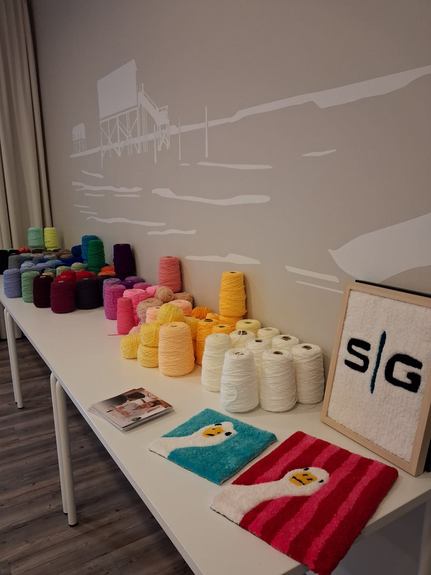 Bunte Wollwand und Tufting-Teppiche in der Workshop-Location