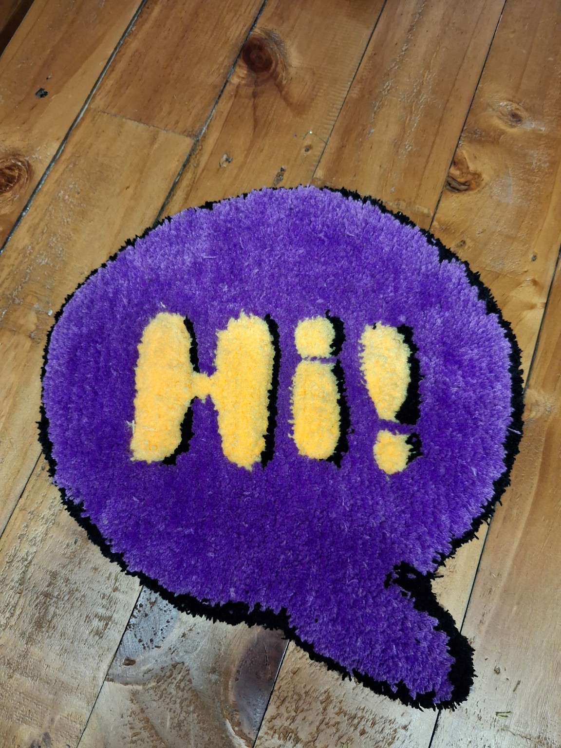 Lila Hi!-Sprechblase als kleines Tufting-Projekt