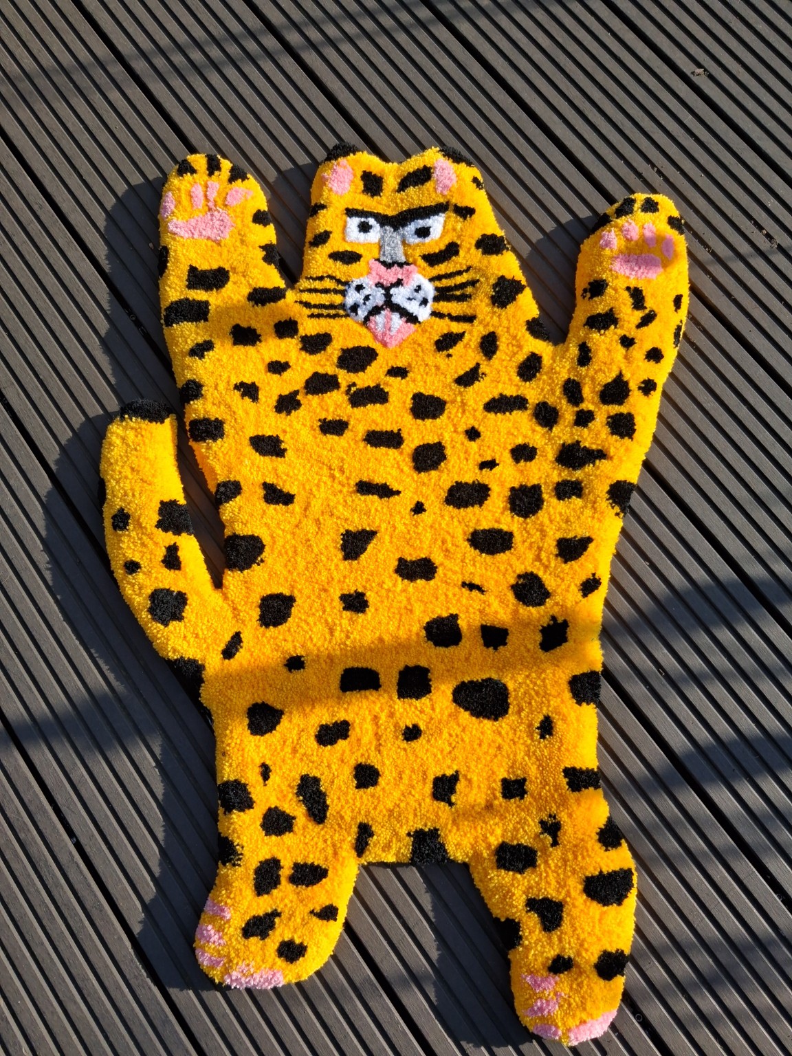 Großer Grumpy-Tiger-Teppich in Gelb-Schwarz