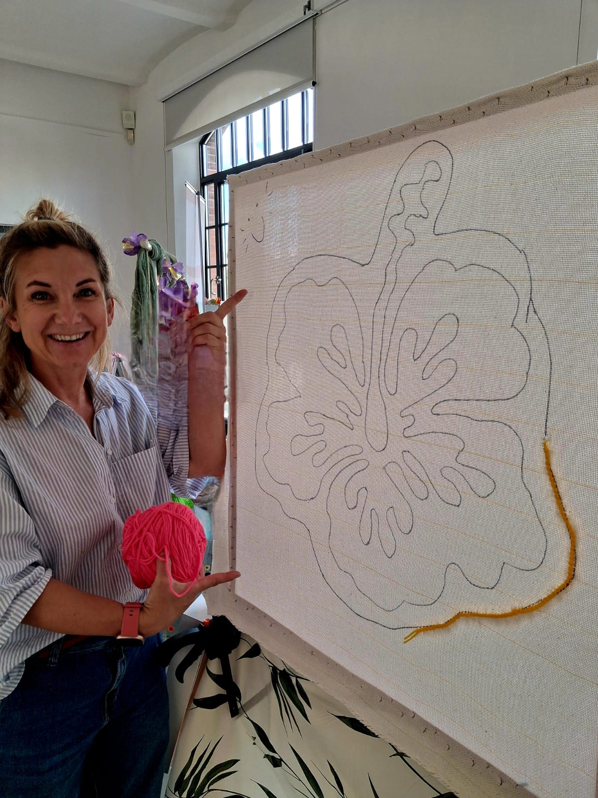 Mellie an einem Tufting-Rahmen mit Monstera-Motiv